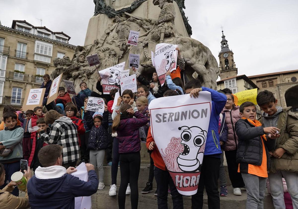 Protesta de las Ampas alavesas por la mala calidad de los comedores.