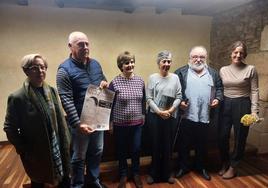La nieta del homenajeado, Pilar Zubiaurre (vestida con jersey gris) estuvo presente en el homenaje.