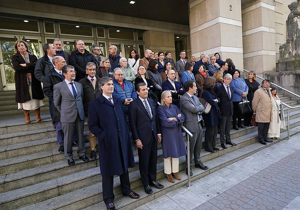 Medio centenar de profesionales de la Justicia se han concentrado frente a los Jardines de Albia.