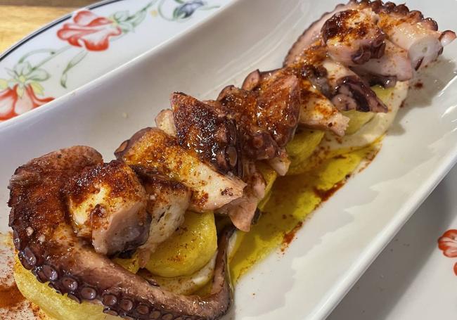 Pulpo servida con patatas confitadas y crema de alioli.