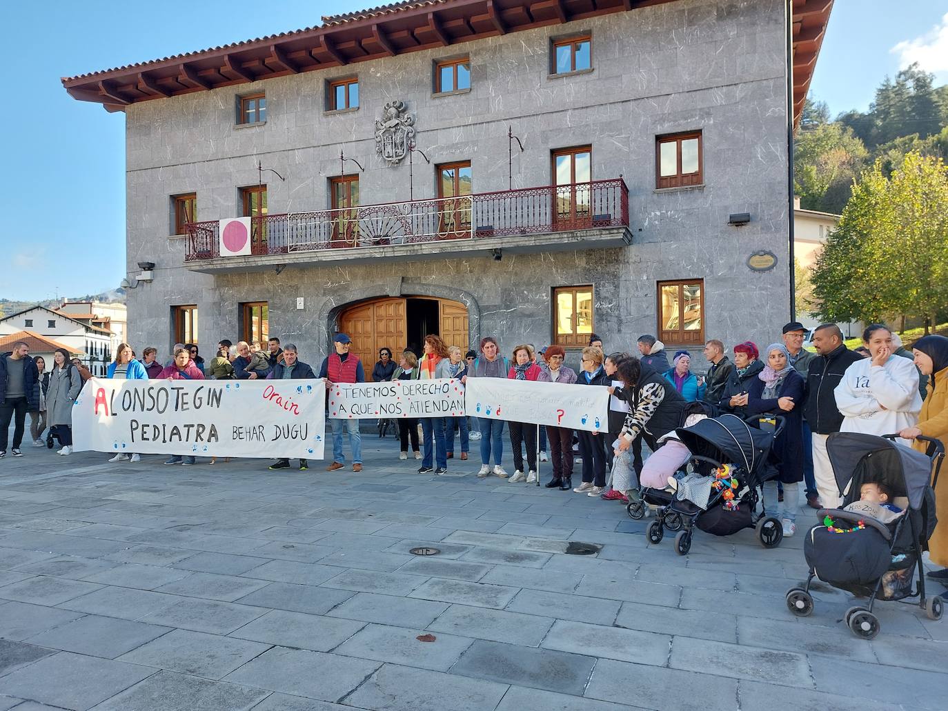 Decenas de personas se manifestaron este jueves en Alonsotegi, tanto por la mañana como por la tarde, en la plaza Doctor Medinabeitia.