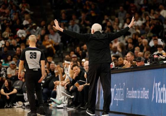 Gregg Popovich mueve los brazos para dirigirse al público del AT&T Center.