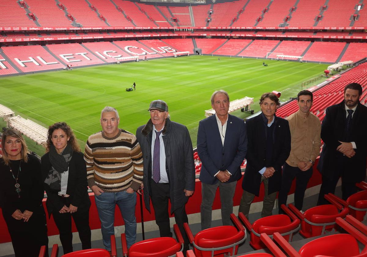 Los asistentes al acto del 125 aniversario del Athletic posan en San Mamés.