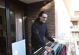 Víctor García, uno de los beneficiarios de esta edición, en su piso de Corazón de María.