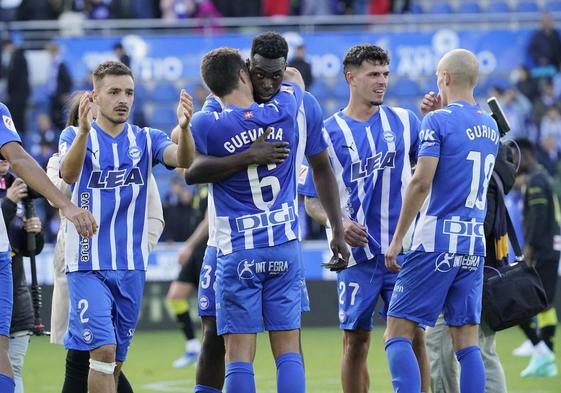 Ander Guevara abraza a Samu Omorodion después de la victoria ante el Almería.