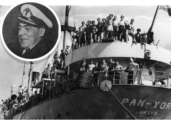Retrato del capitán Esteba Hernandorena, junto a la popa del 'Pan York', el barco que condujo a Haifa.