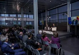 Fernando Salazar y José Luis Curbelo, durante la mesa redonda del Foro Finanza