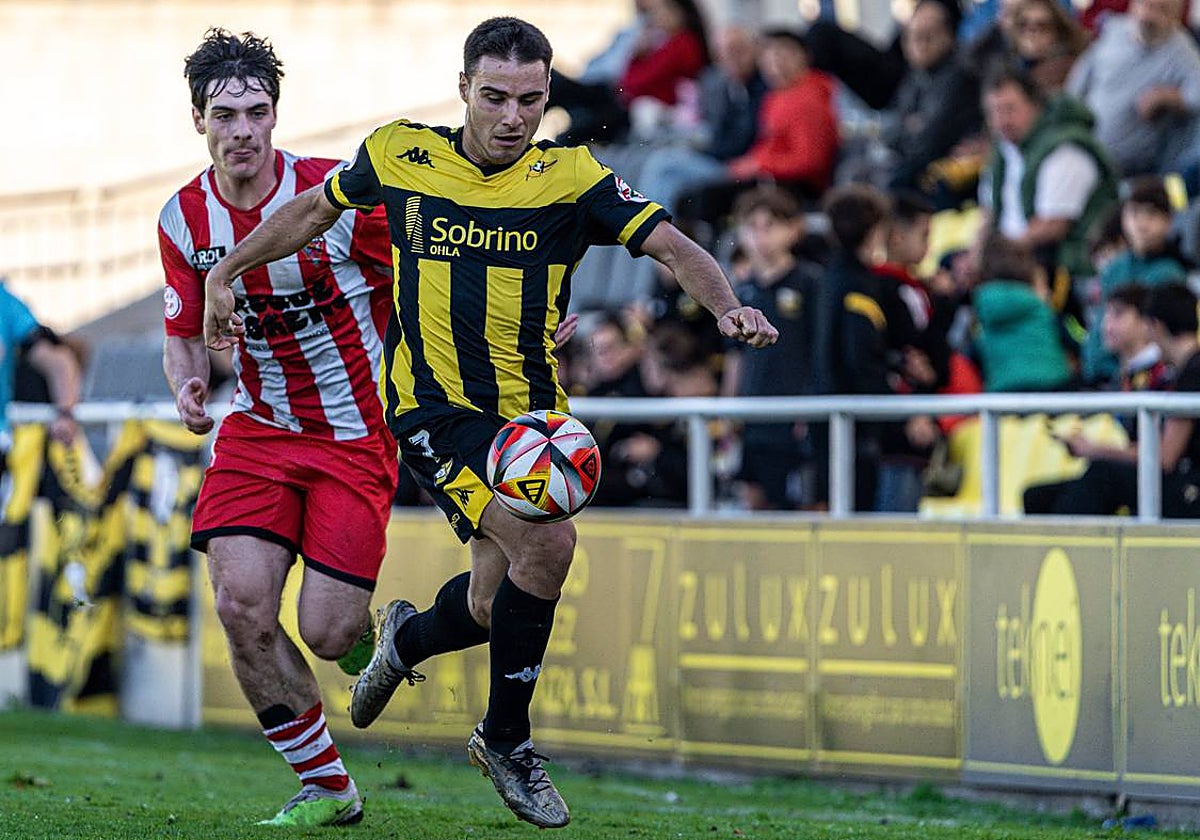 Aitor Villar realiza una carrera en el último partido del Portugalete ante el Pasaia.