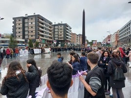 Alumnos de los centros educativos de Leioa ocupando el Boulevard con pancartas por el 25-N.