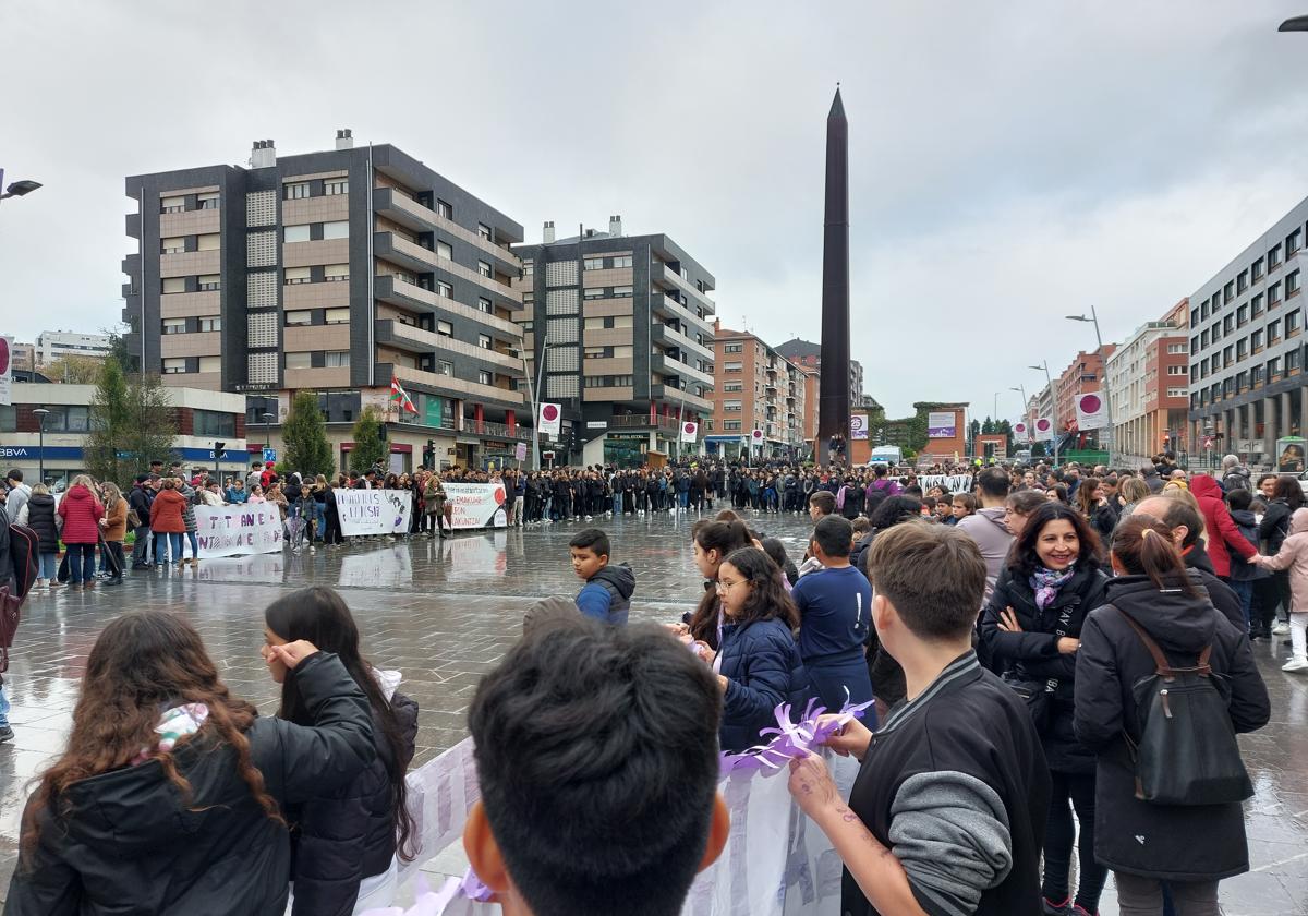 Alumnos de los centros educativos de Leioa ocupando el Boulevard con pancartas por el 25-N.