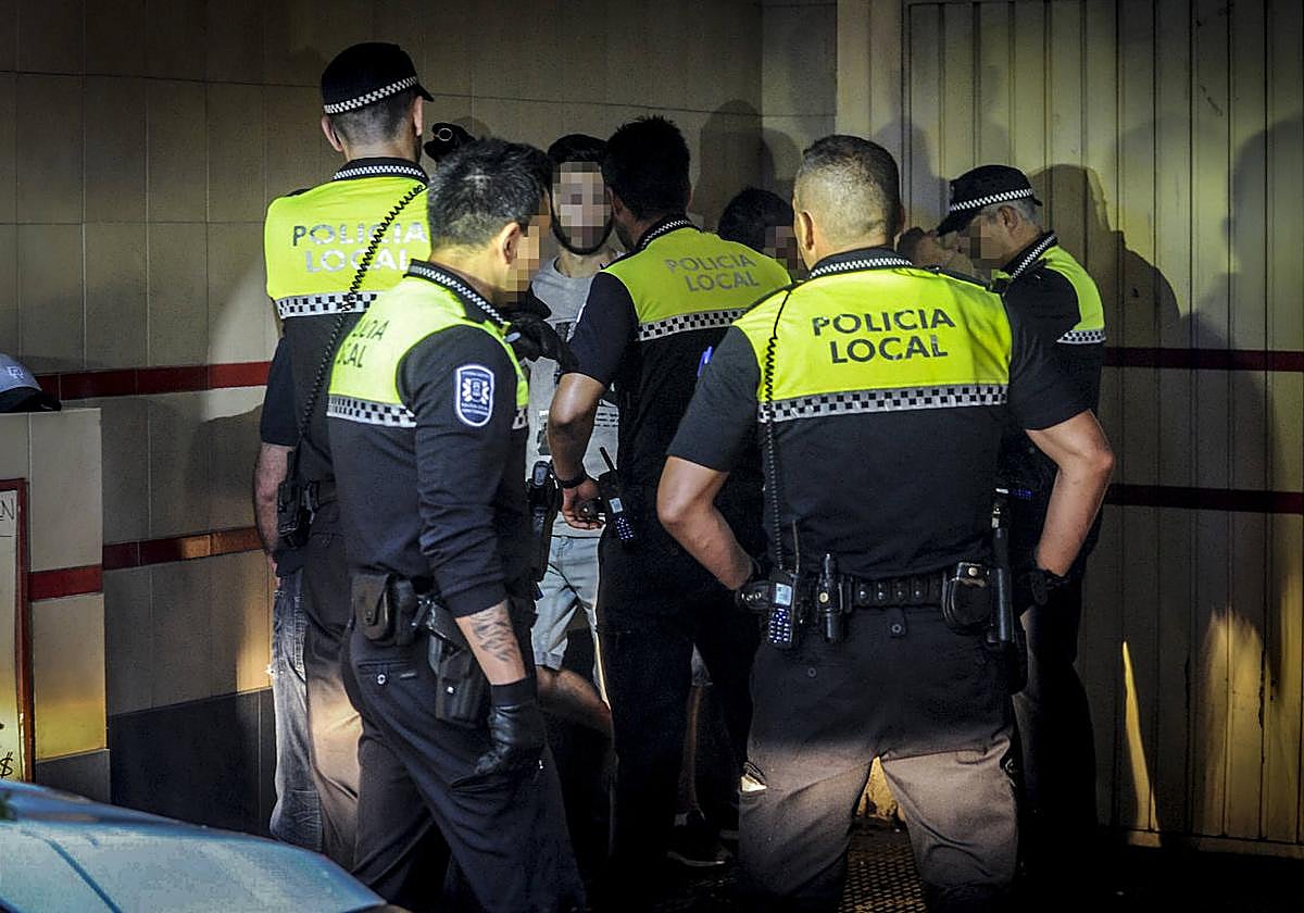 Agentes locales retienen a dos sospechosos en un garaje de Vitoria.