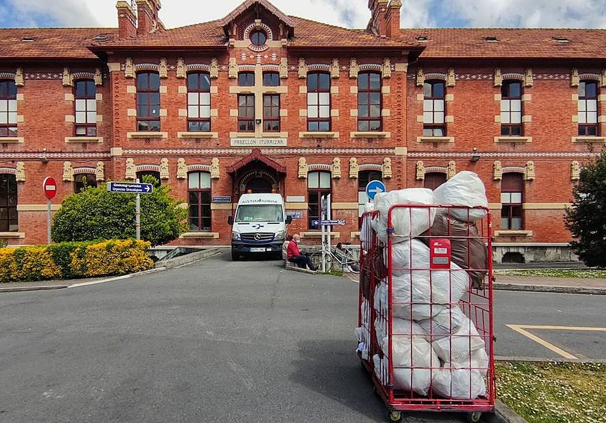 Entrada principal al pabellón Iturrizar, donde se encuentra la maternidad del Hospital de Basurto.