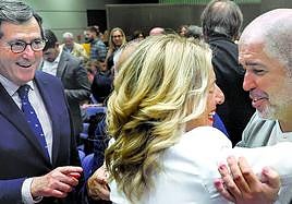 Los líderes de la CEOE, Antonio Garamendi, y CC OO, Unai Sordo, felicitan a Yolanda Díaz en la toma de posesión de su cartera.