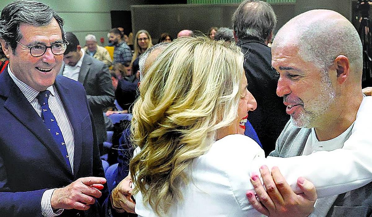 Los líderes de la CEOE, Antonio Garamendi, y CC OO, Unai Sordo, felicitan a Yolanda Díaz en la toma de posesión de su cartera.