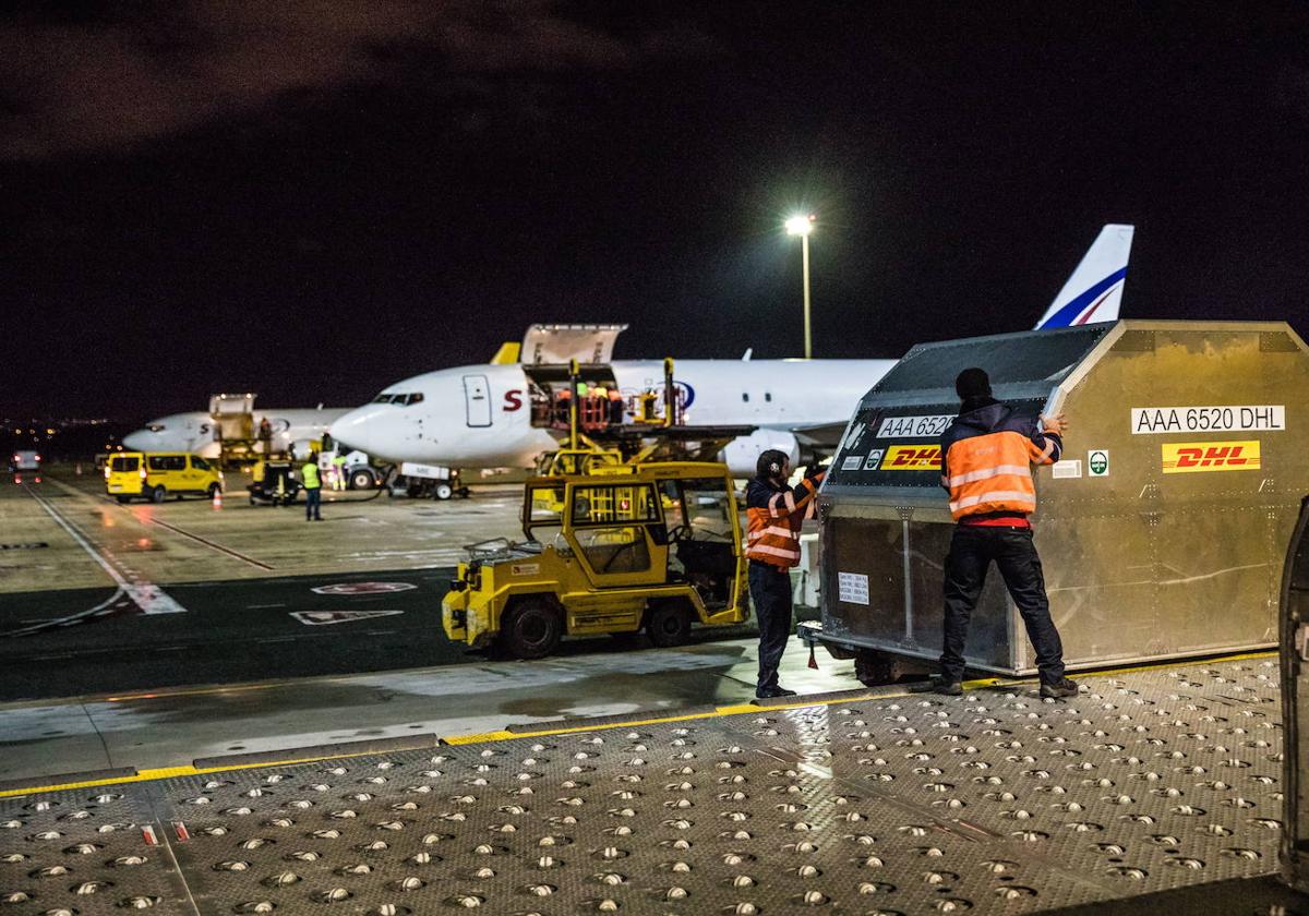 El movimiento de mercancías en la pista alavesa, con DHL como principal operador, afronta su temporada alta desde este mes hasta Reyes y rebajas.