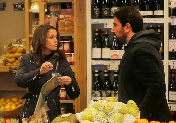 Inés Arrimadas y Xavier Cima, de simpras en el supermercado.