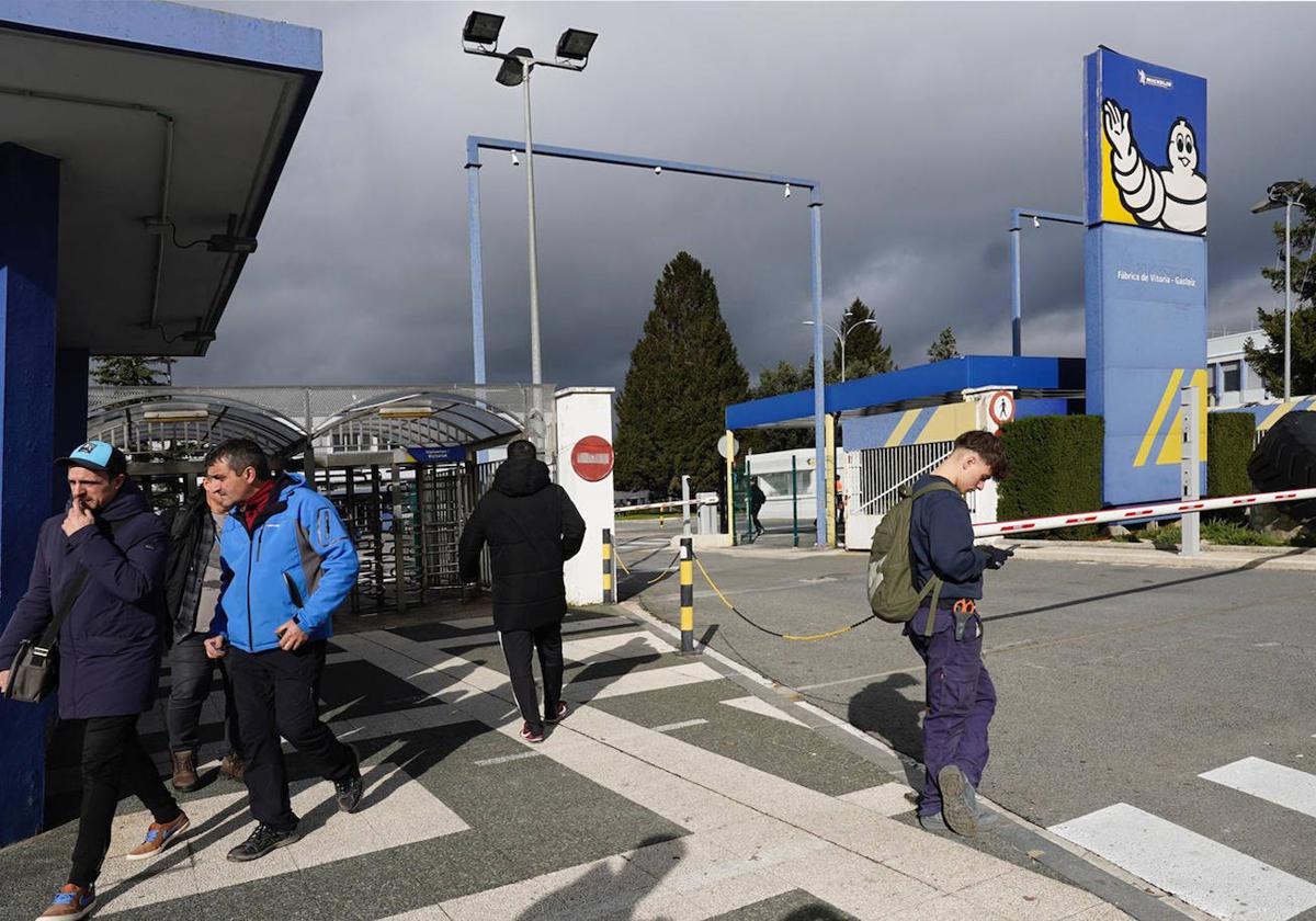 Trabajadores en la entrada de la factoría de Michelin en Vitoria.