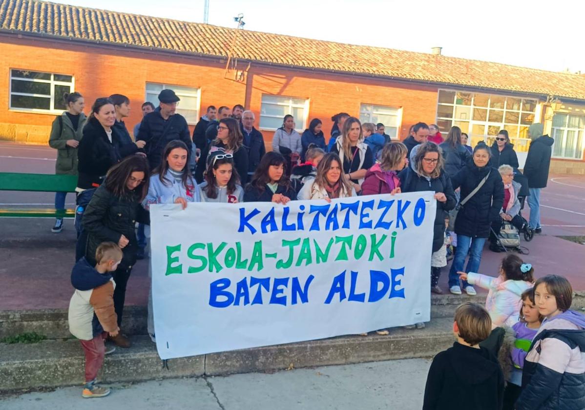 Protesta de las familias este viernes en Lanciego.