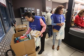 Las voluntarias del Banco de Alimentos empaquetando los productos donados