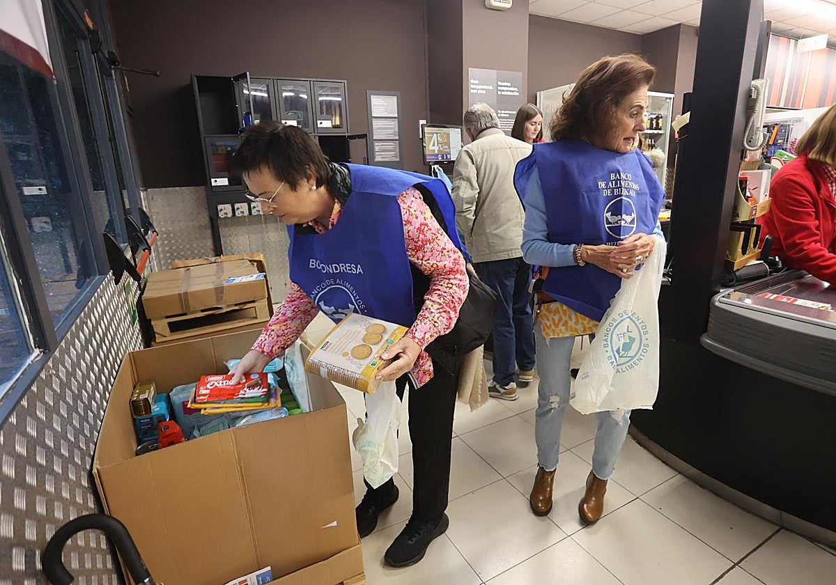 Las voluntarias del Banco de Alimentos empaquetando los productos donados