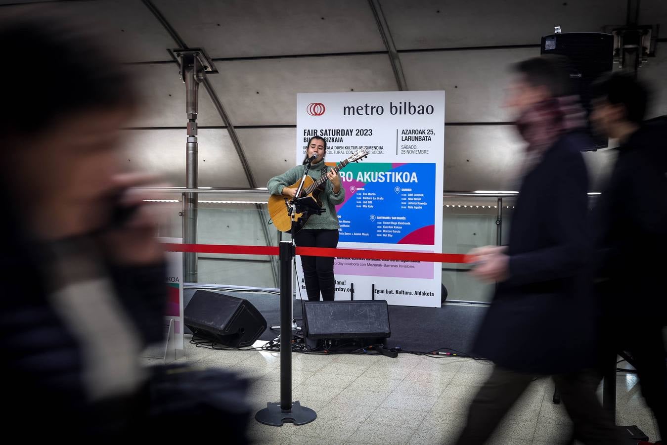 La artista Eva Martín ofrece un concierto acústico en el Metro.