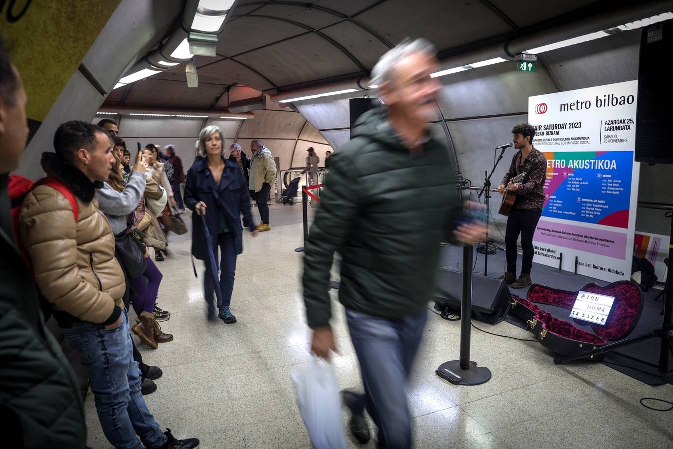 Jon Moma en la estación de Abando.