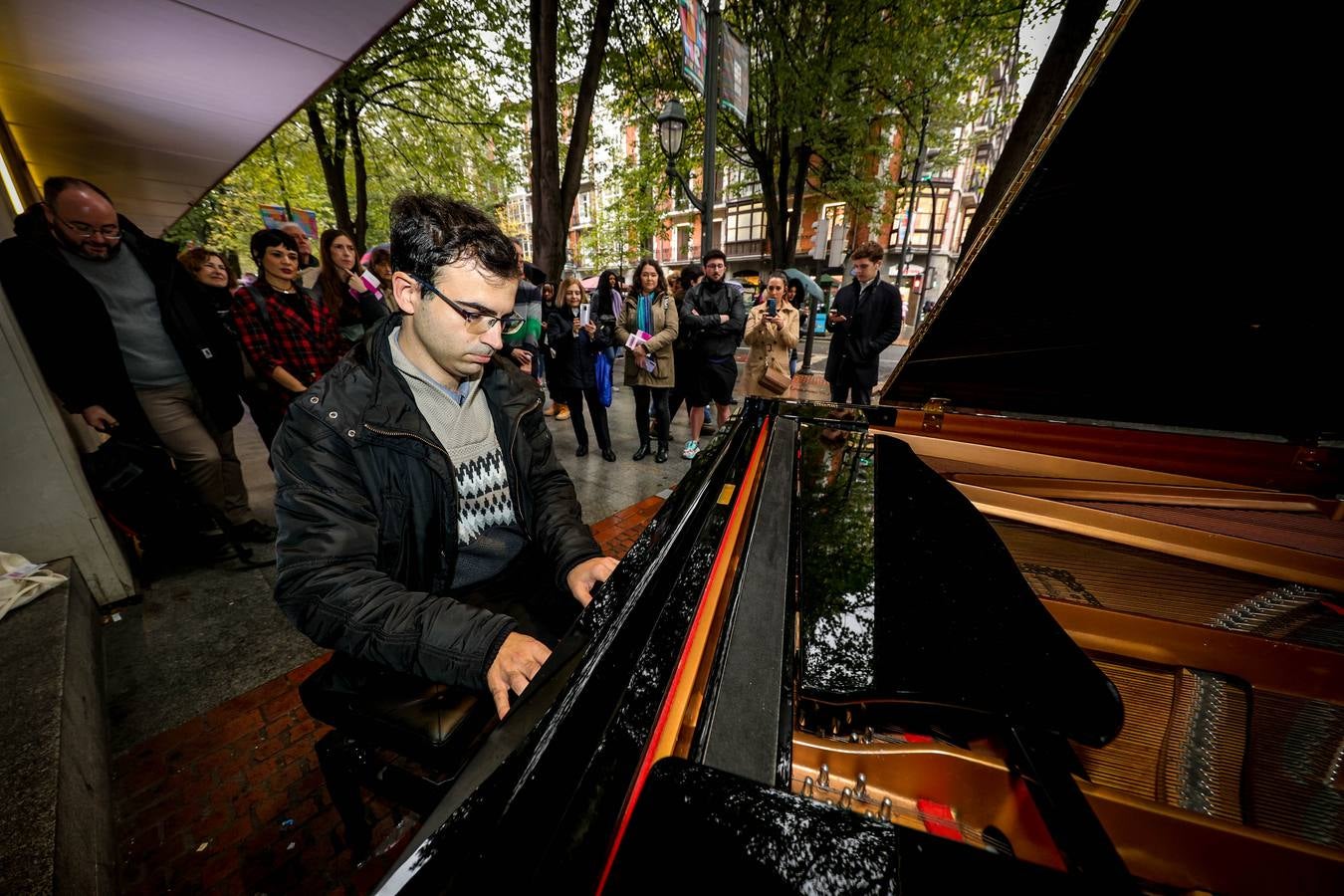 Concierto de pianistas anónimos que se animan a tocar en Gran Vía.