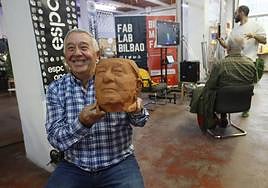 Marcial Chamorro, con su cabeza modelada mientras, detrás, otro vecino es escaneado