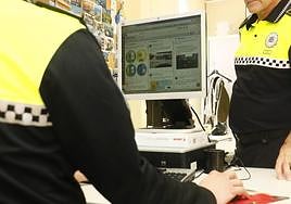 Dos agentes de la Policía Local de Vitoria, en una imagen de archivo.