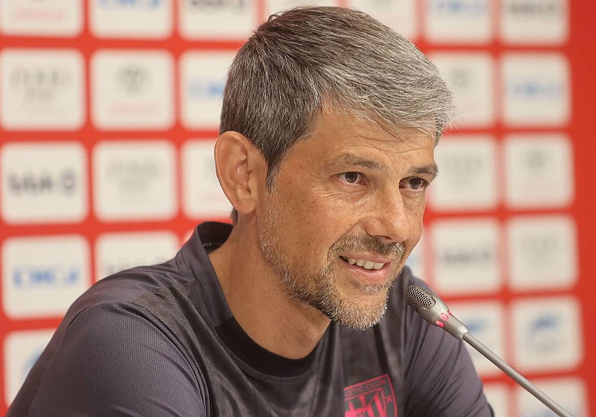David Aznar, Entrenador del Athletic femenino, durante una rueda de prensa.