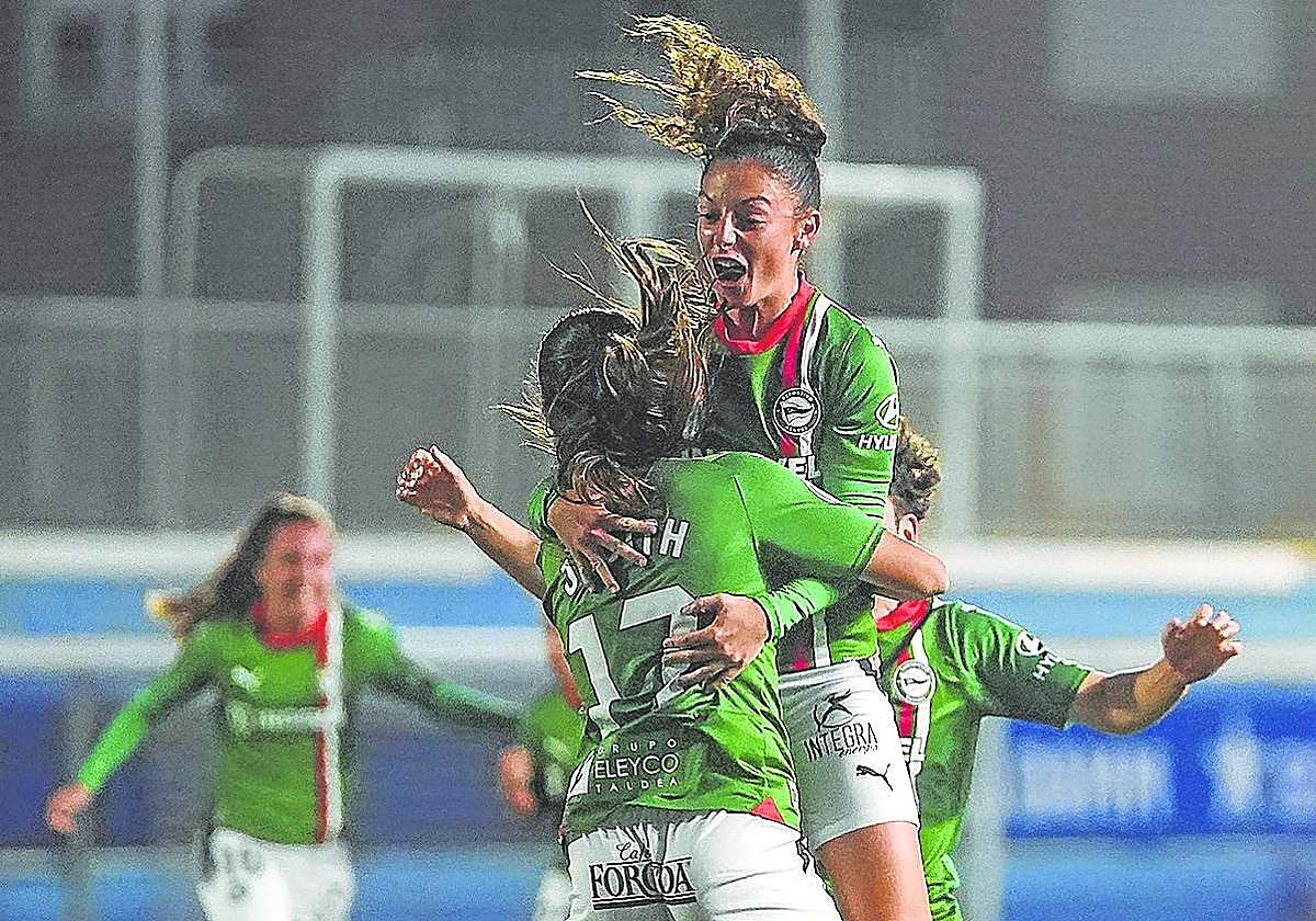 La bigoleadora Judith recibe la felicitación de sus compañeras.