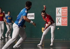 Jaka se coloca para golpear una pelota con la derecha.