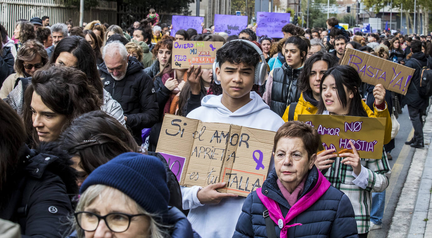 La manifestación en Vitoria contra la violencia machista, en imágenes