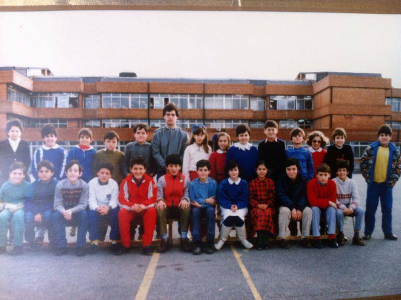 Durante su etapa de 'maisu', Iñigo Urkullu dio clase al que ahora aspira a ser su sucesor. En la imagen, el lehendakari junto a sus alumnos de la ikastola Asti Leku de Portugalete. Pradales es el cuarto por la izquierda de la fila inferior, vestido de blanco