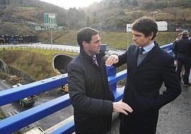 Imanol Pradales y Unai Rementeria, en el arranque de las obras en el peaje del Peñascal, en 2019.