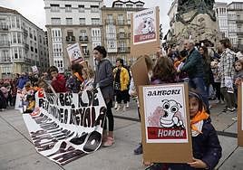 Protesta de padres y estudiantes de la ikastola de Durana por los menús escolares.