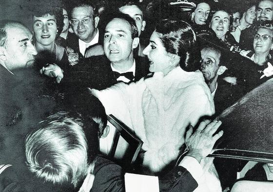 Maria Callas, junto a Juan Elúa, miembro fundador de la ABAO, a las puertas del hotel Carlton.