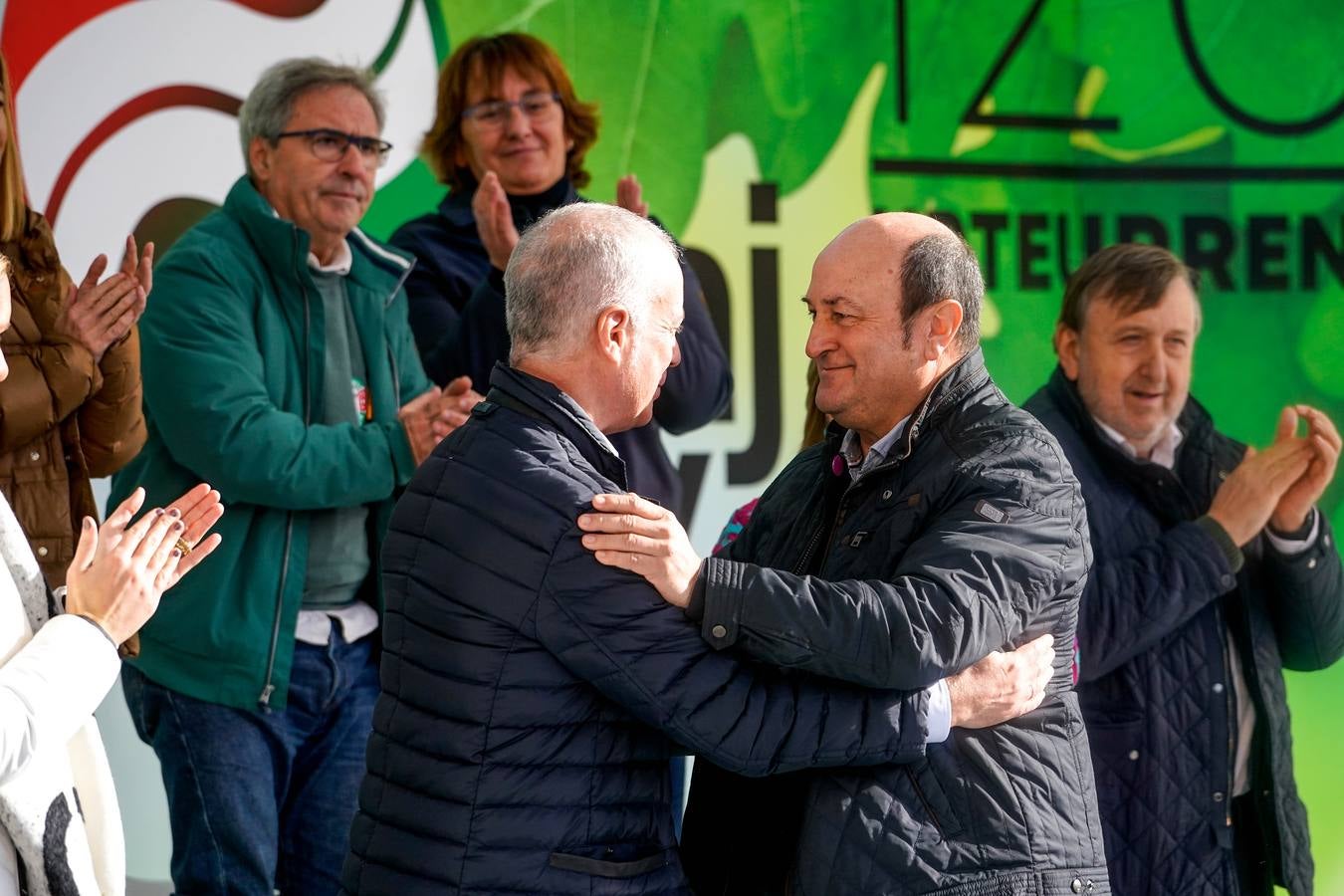 Sonrisas en el encuentro más esperado entre Urkullu y Pradales