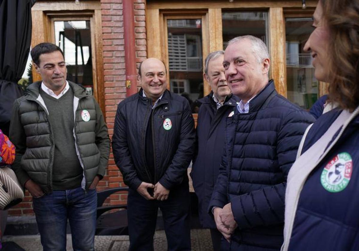 Sonrisas en el encuentro más esperado entre Urkullu y Pradales