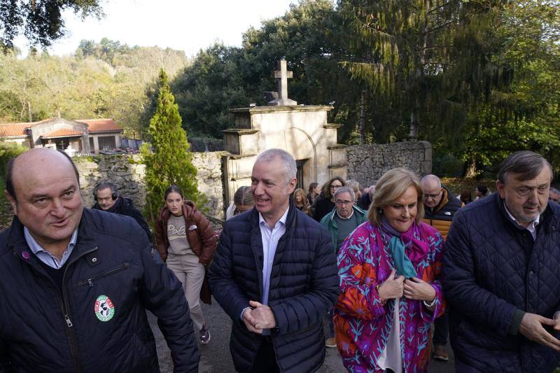 Sonrisas en el encuentro más esperado entre Urkullu y Pradales