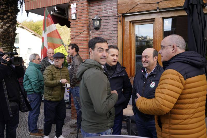 Sonrisas en el encuentro más esperado entre Urkullu y Pradales