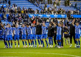 Los jugadores del Deportivo Alavés saltan para celebrar con la grada el triunfo del viernes contra el Granada.