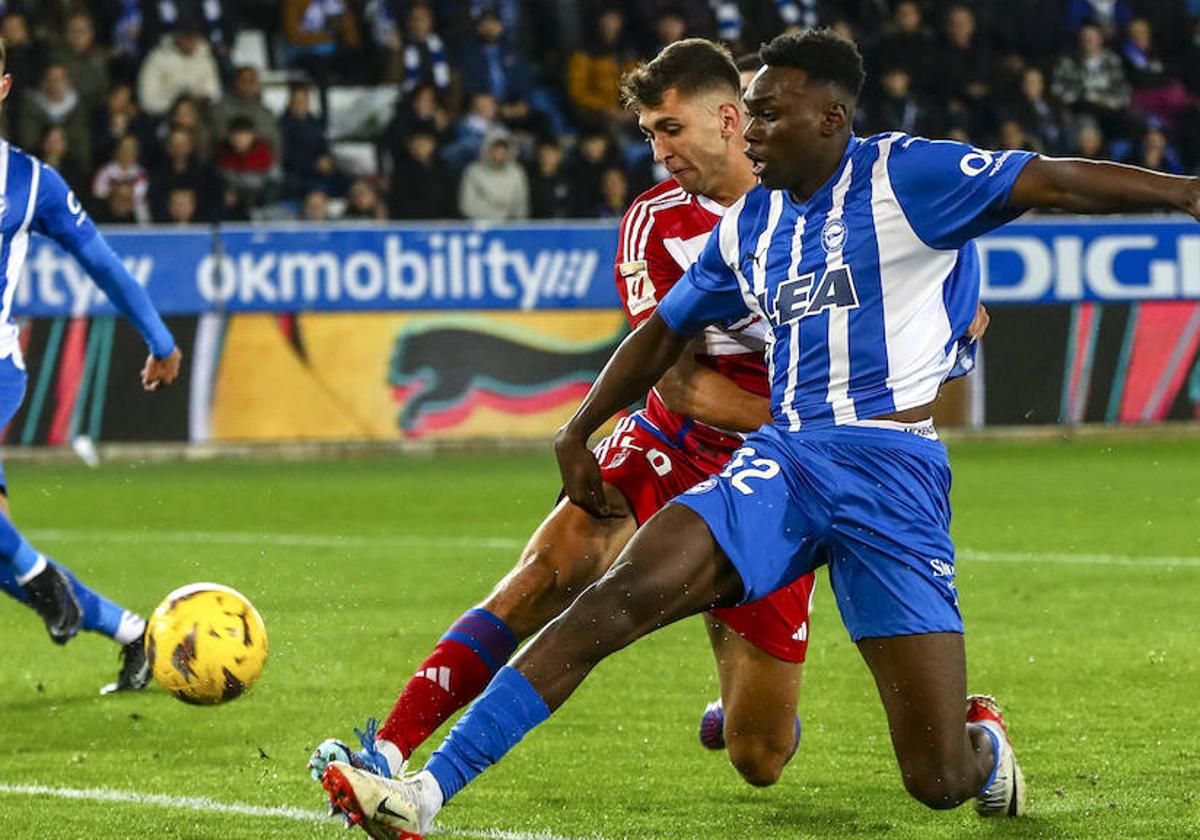 Samu y Torrente, en la acción del 1-0 del Granada-Alavés.