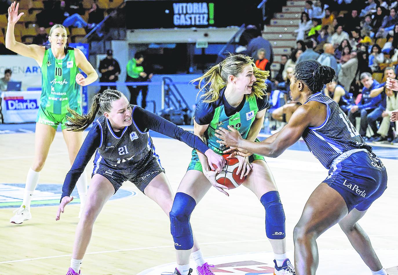 Britany Brewer captura un rebote ante la defensa de las jugadoras del equipo guipuzcoano Whalen y Fankam.