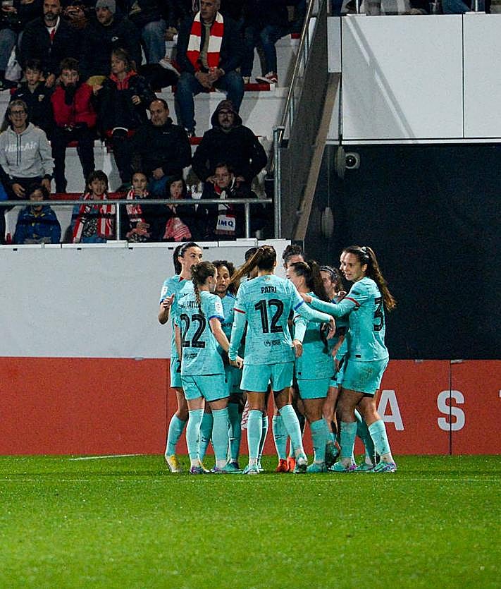 Imagen secundaria 2 - Arriba, Marta Torrejón, MVP del partido, pugna con Nerea Nevado. A izquierda y derecha, la cruz y la cara del partido. Lamentos contra celebraciones.