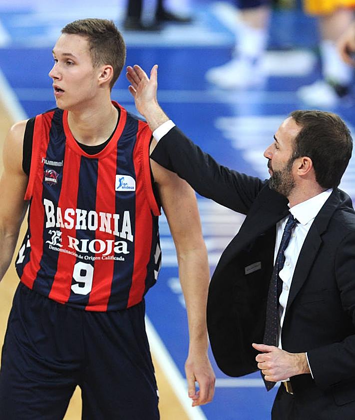 Imagen secundaria 2 -  Arriba, el lituano, en su primera cesión con el Araberri vitoriano. En medio, junto a Carlos Martínez, amigo y apoyo en sus primeros años en Vitoria. Debajo, gesto de ánimo de Sito Alonso.