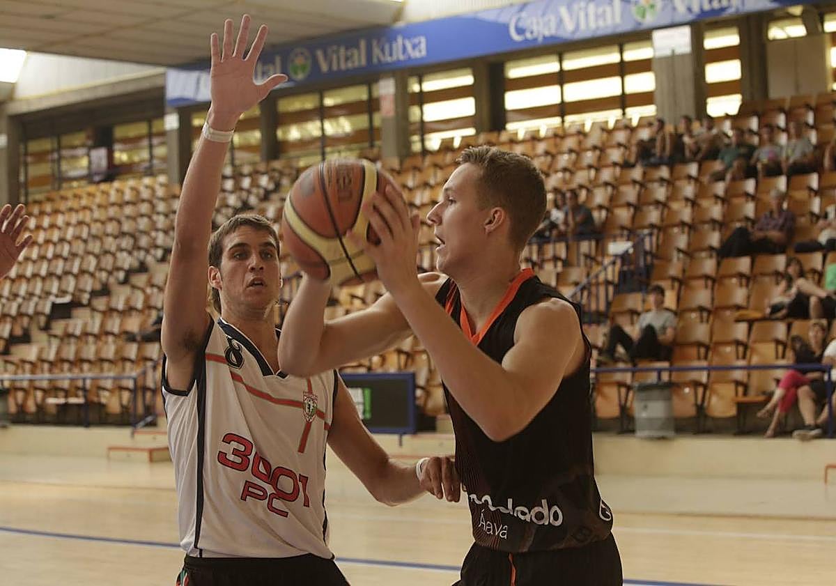 Imagen principal -  Arriba, el lituano, en su primera cesión con el Araberri vitoriano. En medio, junto a Carlos Martínez, amigo y apoyo en sus primeros años en Vitoria. Debajo, gesto de ánimo de Sito Alonso.
