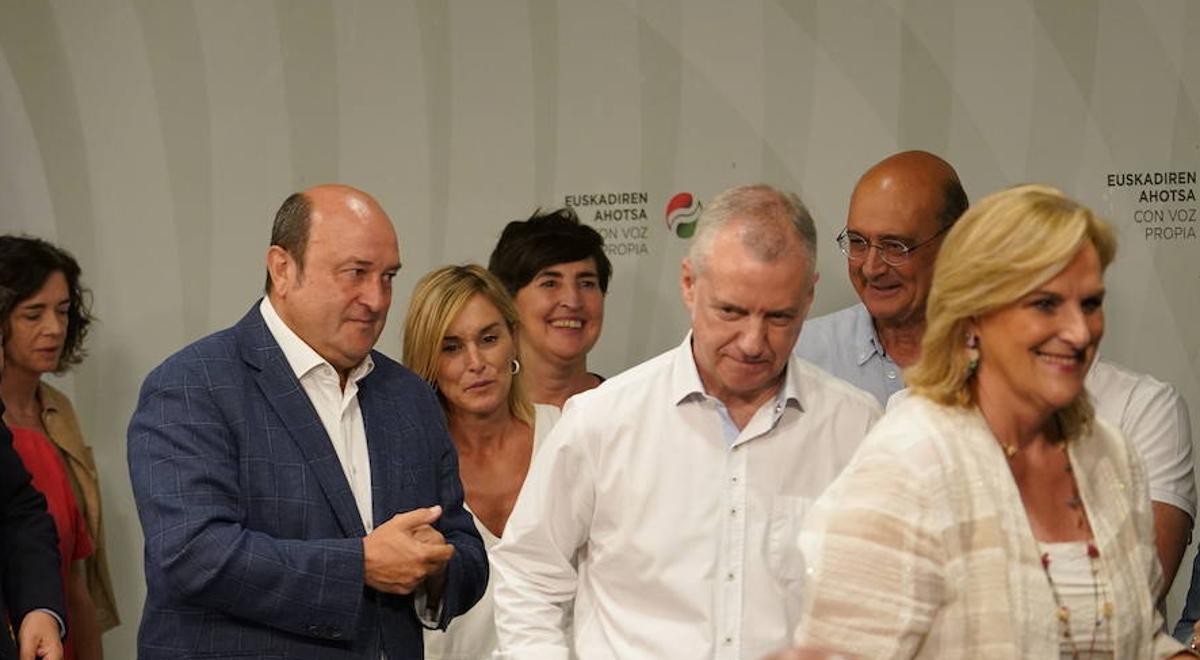 Desgaste. Urkullu y Ortuzar, en Sabin Etxea en la noche electoral del 23-J.