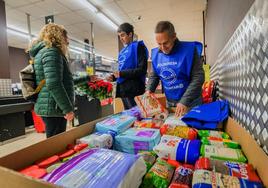 Voluntarios recogen alimentos este fin de semana en un supermercado de Vitoria.