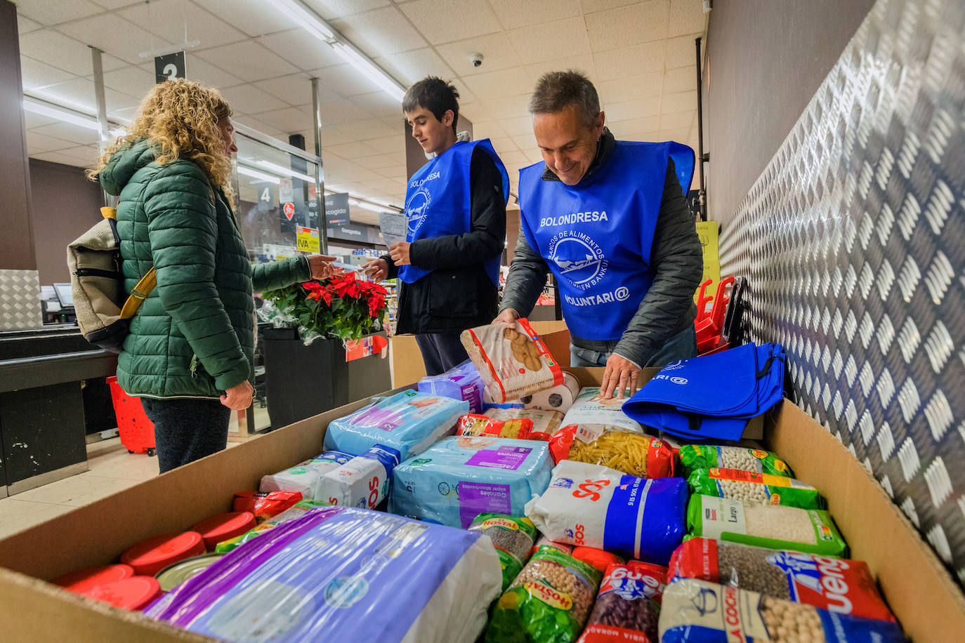 Voluntarios recogen alimentos este fin de semana en un supermercado de Vitoria.